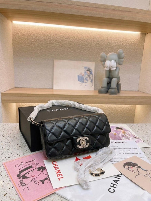 CHANEL Pearl flap bag