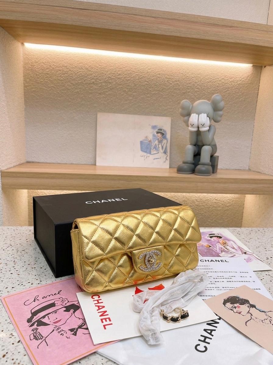 CHANEL Pearl flap bag